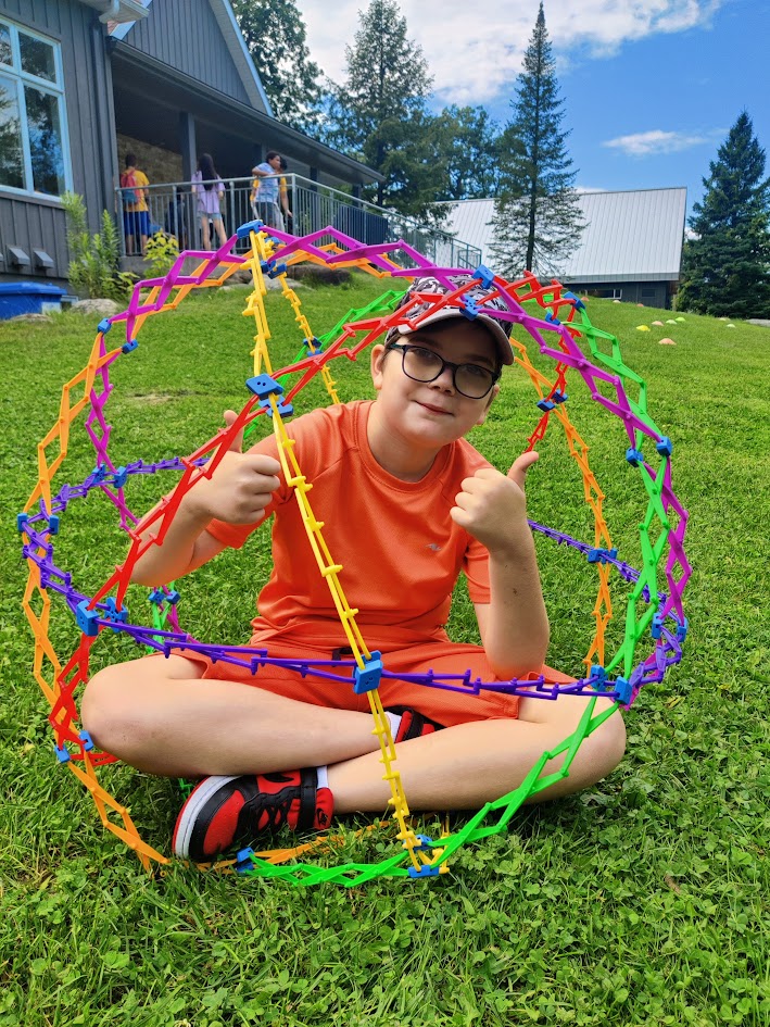 Enfant jouant dans une balle