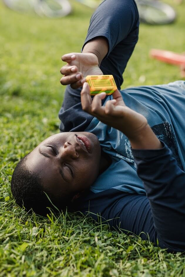 Enfant couché dans l'herbe