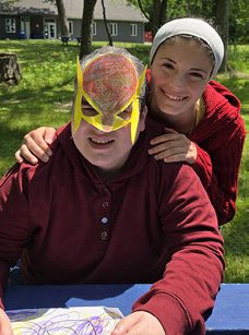 Bricolage de masques au camp