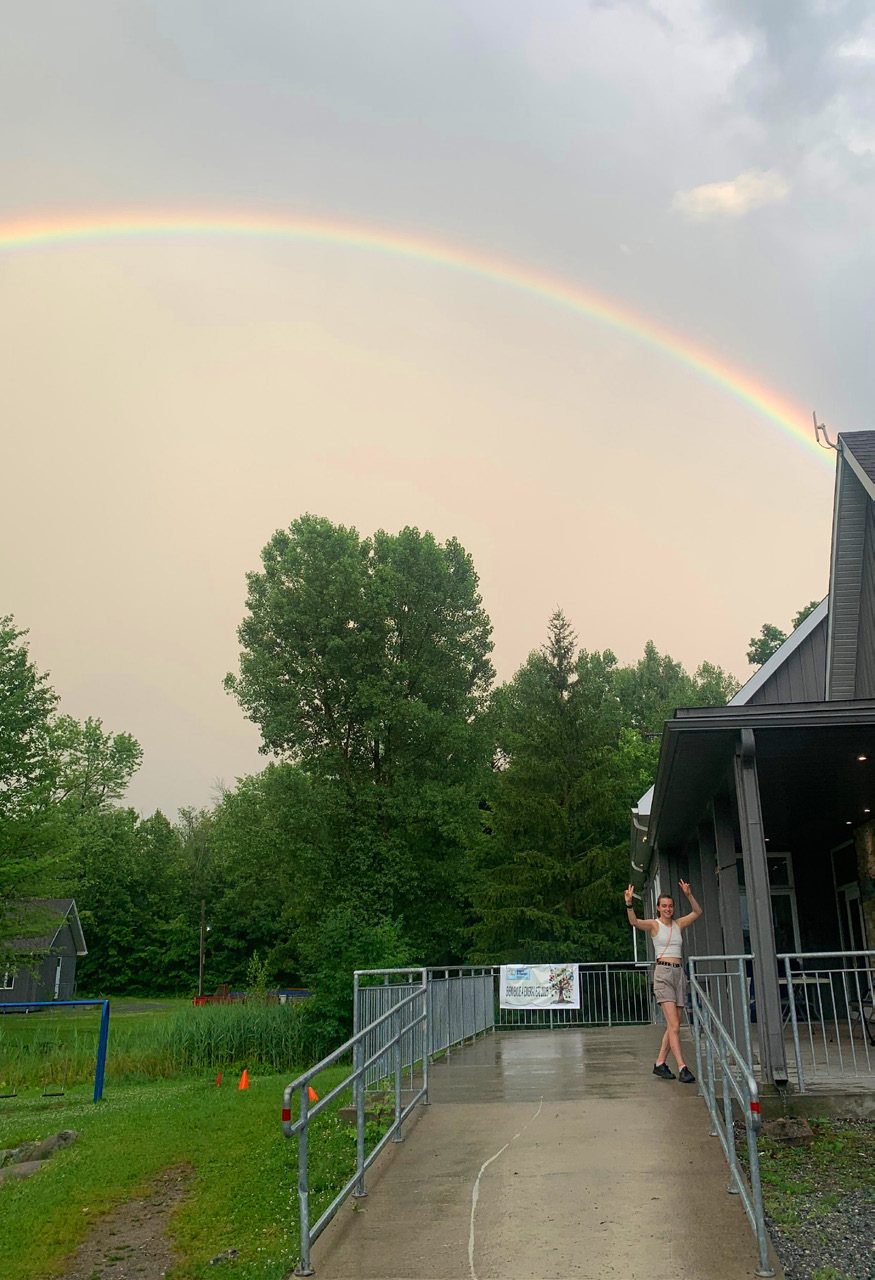 Arc-en-ciel au-dessus du camp