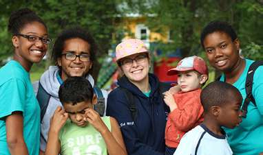 Groupe d'animateurs et enfants