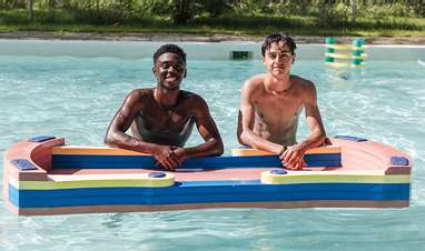 Ados dans la piscine