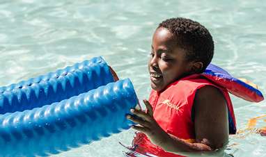 Enfant dans la piscine